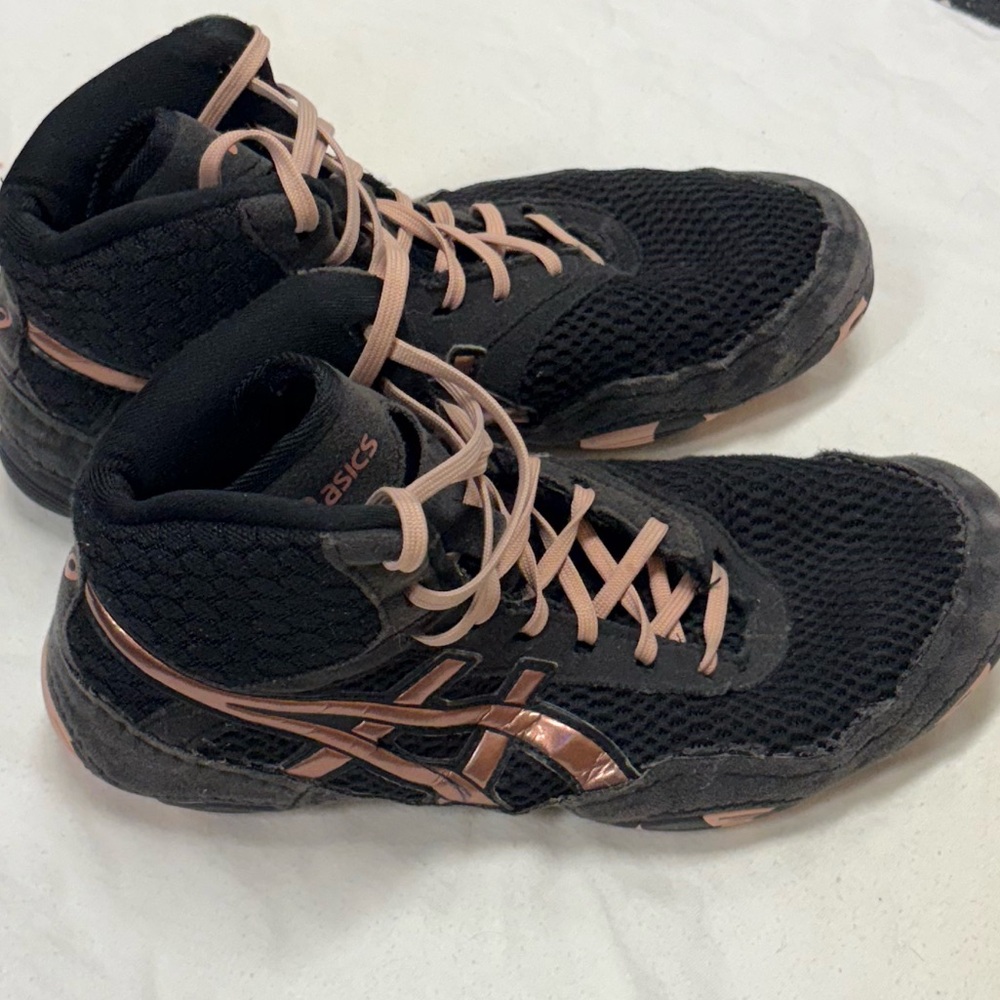 ASICS women’s 7.5 wrestling shoe